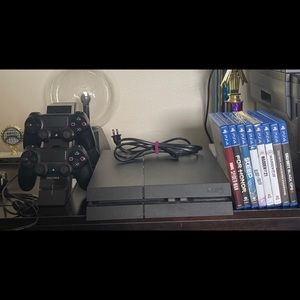 Christmas 🎄 gift 🎁!!! PS4 console, remote charger stand, 2 remotes, games